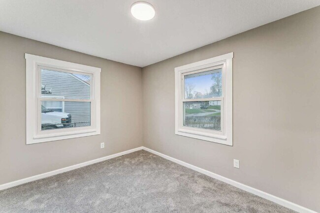 Building Photo - Beautifully renovated 5-bedroom, 2 full bath home ready for move-in!  1st month's rent is FREE!*