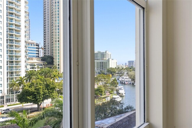 Building Photo - 511 SE 5 Ave