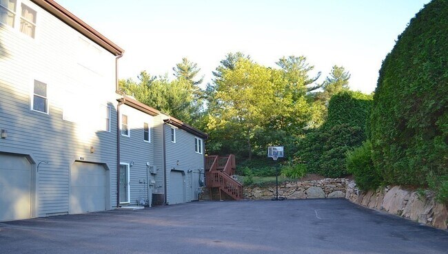 Building Photo - 31 E Bluff Rd