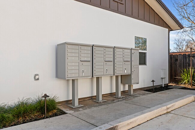 Building Photo - 2600 W Rumble Rd