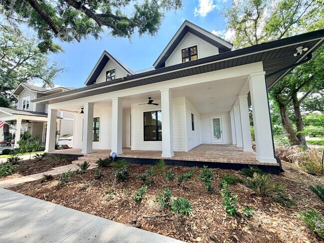 Building Photo - Brand New Custom 5/3.5 Home Steps from Downtown Winter Garden!