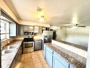 Building Photo - Spacious 4 Bedroom, 2 Bathroom Home with L...