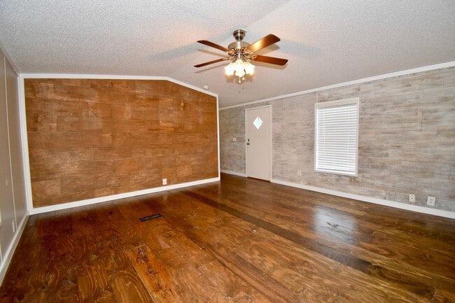 Building Photo - 3 Bedroom 2 Bath Mobile Home in Choudrant