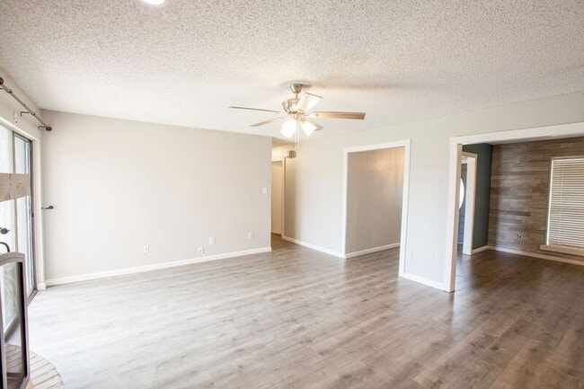 Building Photo - 1535 Rocky Point Dr