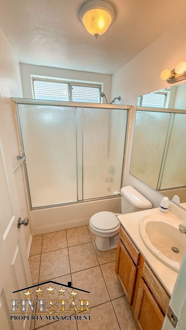 Building Photo - House for Rent in SouthWest Bakersfield