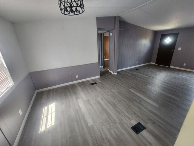 Building Photo - 3 Bedroom, 2 Bathroom Rental NOW Available!