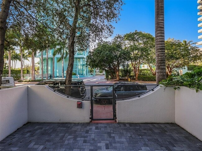 Building Photo - 6000 Collins Ave