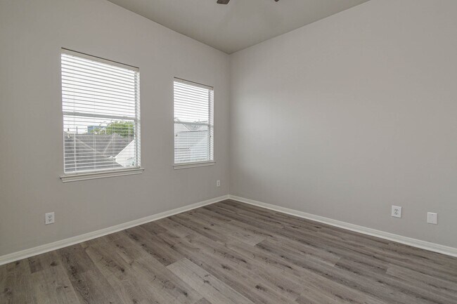 Building Photo - 1729 Tuam St