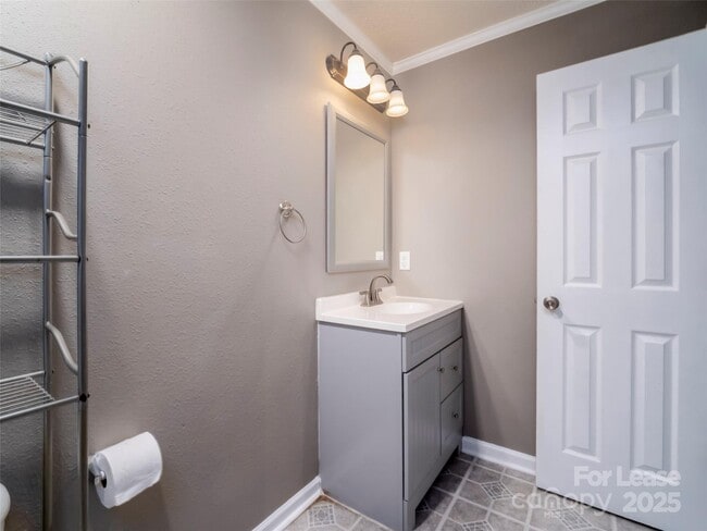 Building Photo - 910 Torsion Lane