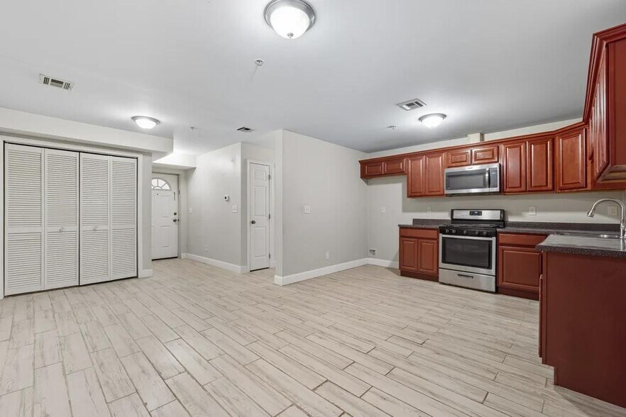 Building Photo - 270 S 20th St