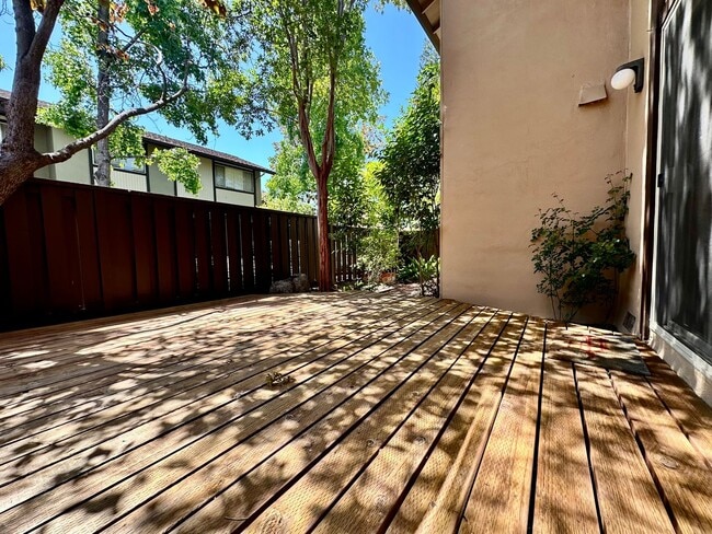 Building Photo - Spacious 3 Bed 2.5 Bath Walnut Creek Townhome - Commuter's Dream!
