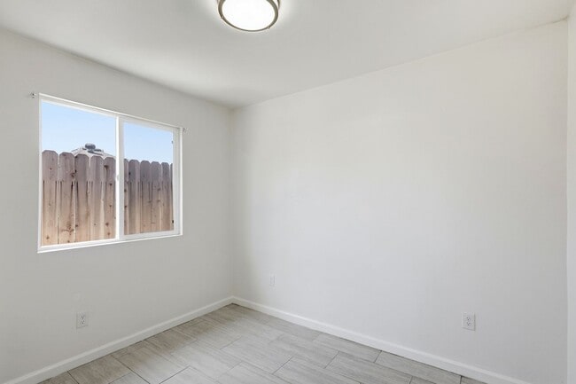 Building Photo - Adorable 2BR Property with Yard