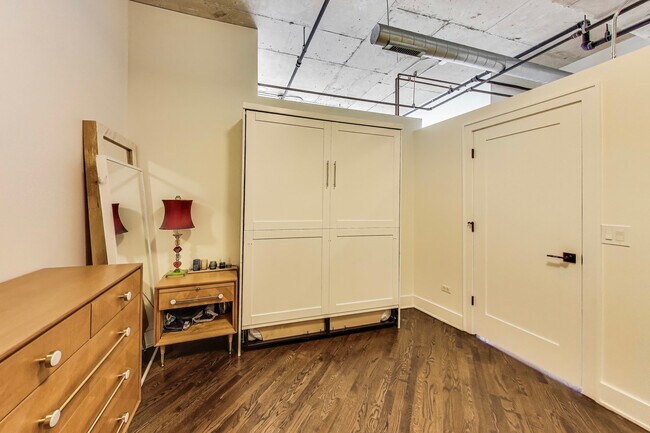 Building Photo - 6 S Laflin St