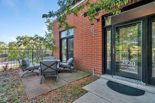 Primary Photo - 2920 N River Walk Dr