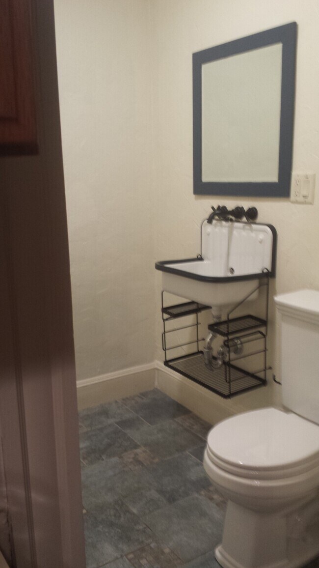 Building Photo - 17 Elmira St