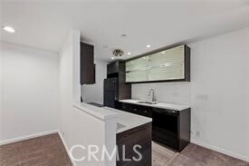 Building Photo - 525 N Sycamore Ave