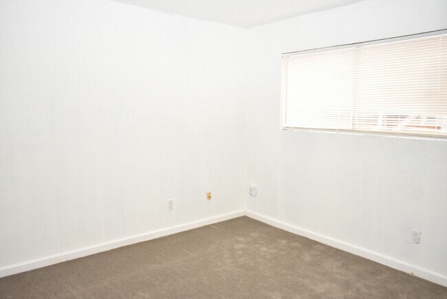 Building Photo - 2 Bedroom unit