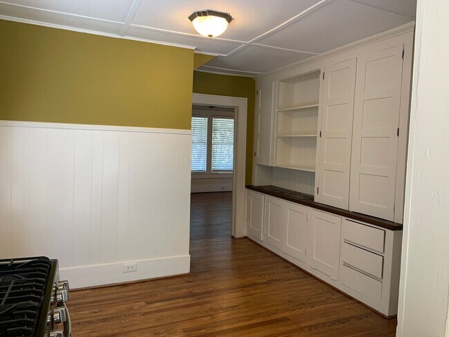 Building Photo - Adorable 2 Bedroom apartment located close to Downtown-1st floor unit