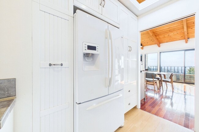 Building Photo - Rarely available Redwood Heights townhome with sweeping views of Oakland and San Francisco.