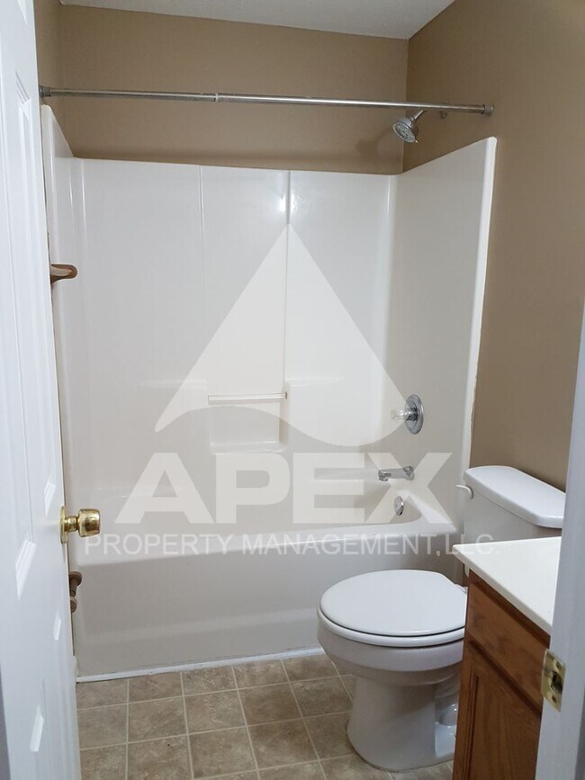 Building Photo - MOVE-IN SPECIAL, $1 RENT!! - Nice 2 Bd | 1.5 Ba Townhouse in West Knox Condo Community!