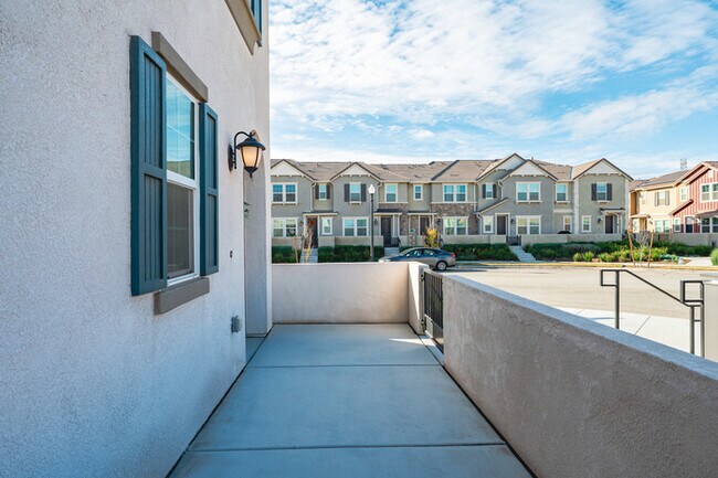 Building Photo - Fully Furnished with appliances Ontario Townhouse