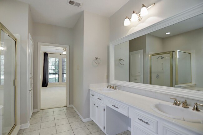 Building Photo - Beautiful 4 Bedroom 3 Bathroom Home Locate...