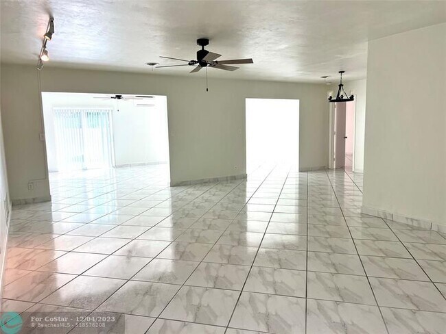 Building Photo - 1930 Windward Dr