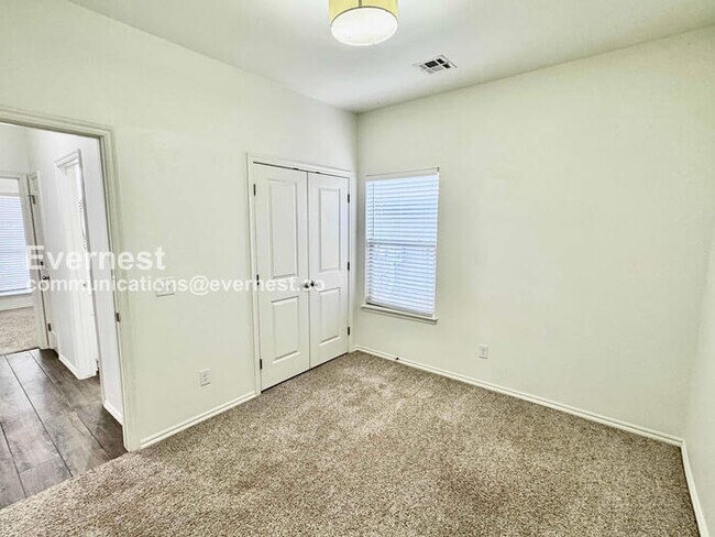 Building Photo - 3 Bed, 2 Bath Home with Garage / Pet-Friendly / Available Now!