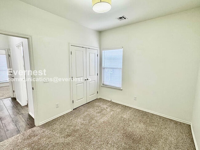 Building Photo - 321 E Redwood St