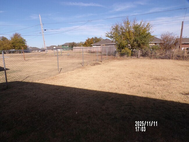 Building Photo - home located close to Bishop School District