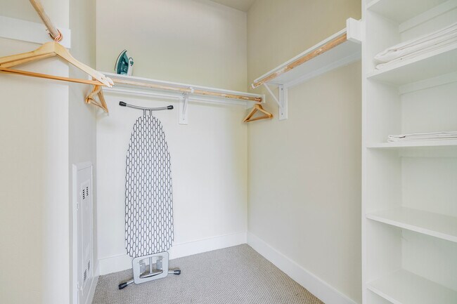 Building Photo - 1501 W Howard Ln