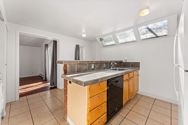 Building Photo - Great location near City Park!