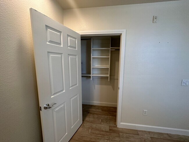 Building Photo - Guard gated Park Ave Condo