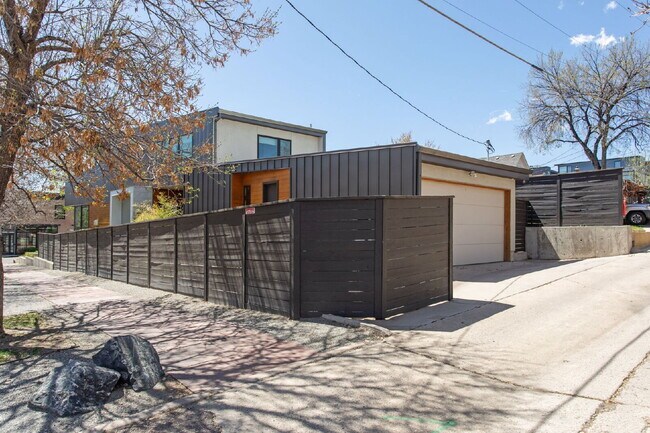Building Photo - Spacious 5-Bed / 4-Bath home in LoHi for rent