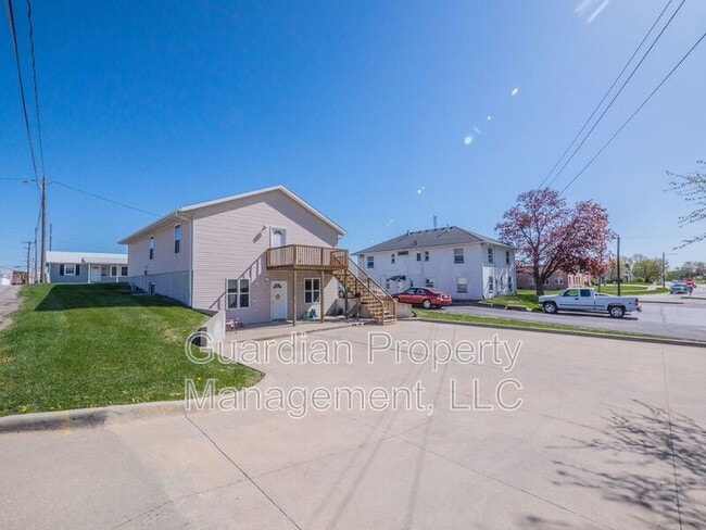 Building Photo - 214 E 1st St