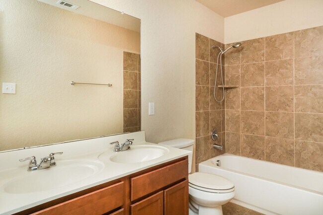 Building Photo - 4 bedroom home only 4 miles from Randolph AFB