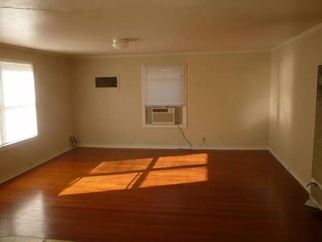 Building Photo - Spacious 1 Bedroom Apartment