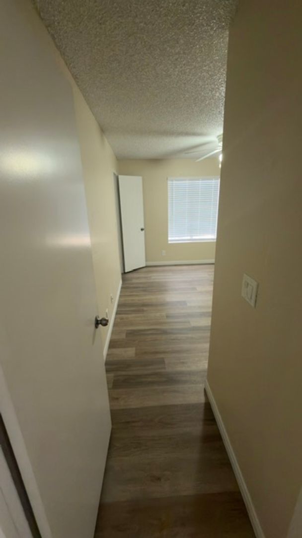 Building Photo - 2 Bedroom Condo!