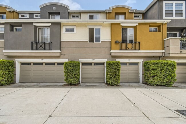 Building Photo - Stylish 3BR Townhome in Prime Central SD –...