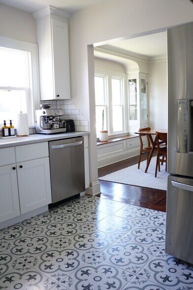 Building Photo - 10010 Burton Ave