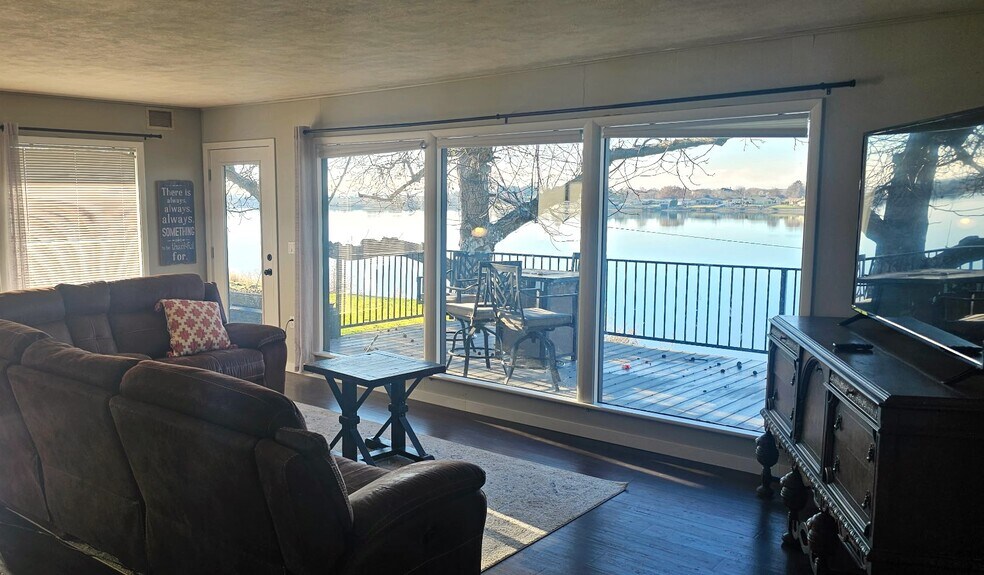 Building Photo - 3312 W Lakeshore Dr