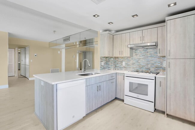 Building Photo - 405 N Ocean Blvd
