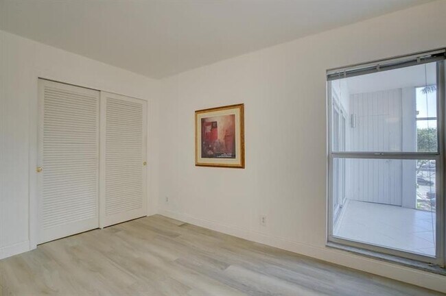 Building Photo - 3040 NE 16th Ave