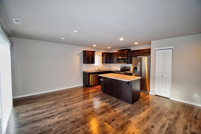 Building Photo - 6923 Sweetgum Ave NE