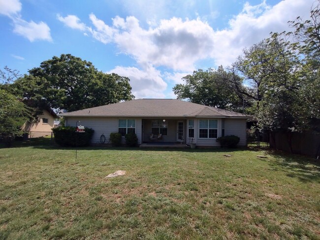 Building Photo - Beautiful 3 bedroom home ready for move in