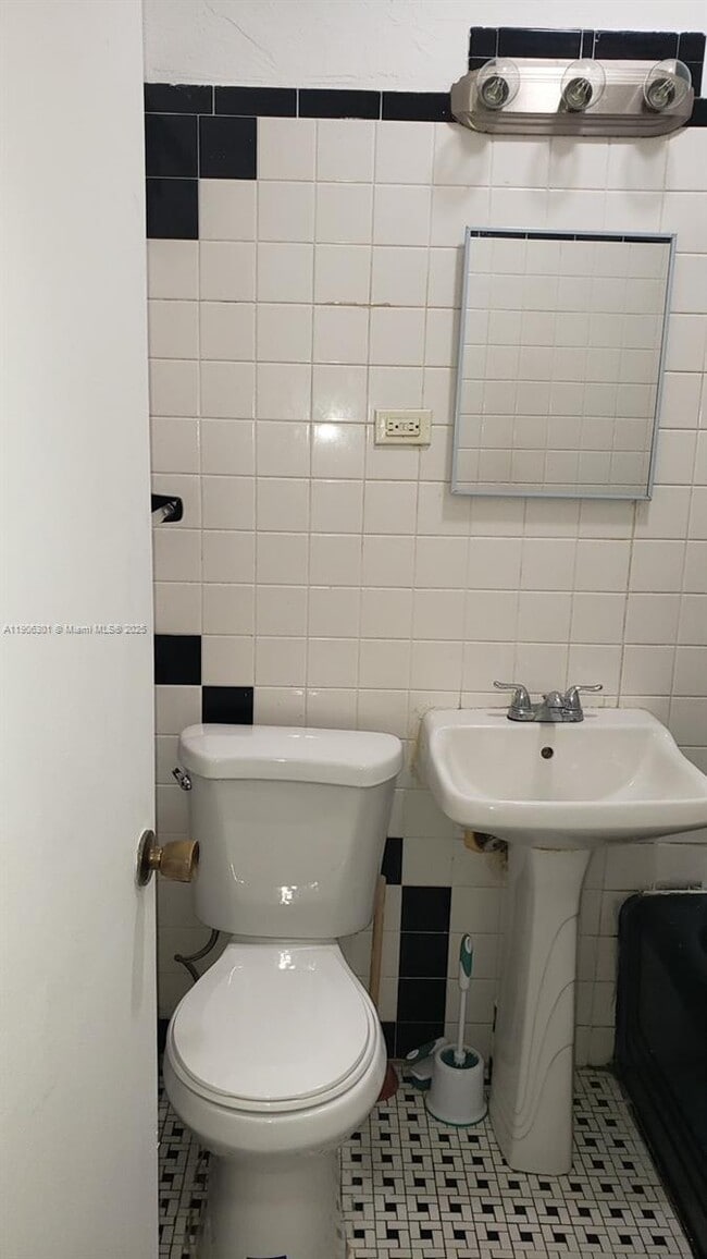 Building Photo - 215 30th St