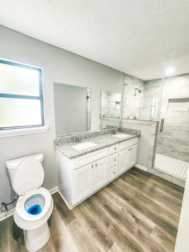 Building Photo - 305 Red Haven Dr