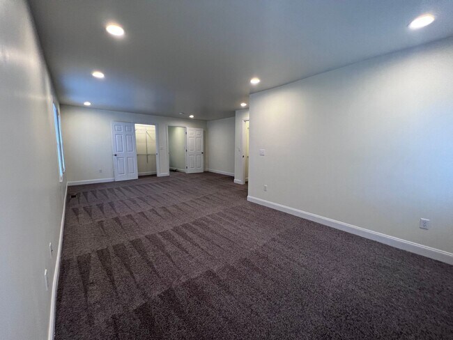 Building Photo - Updated 5BR 3bath house with off street parking!