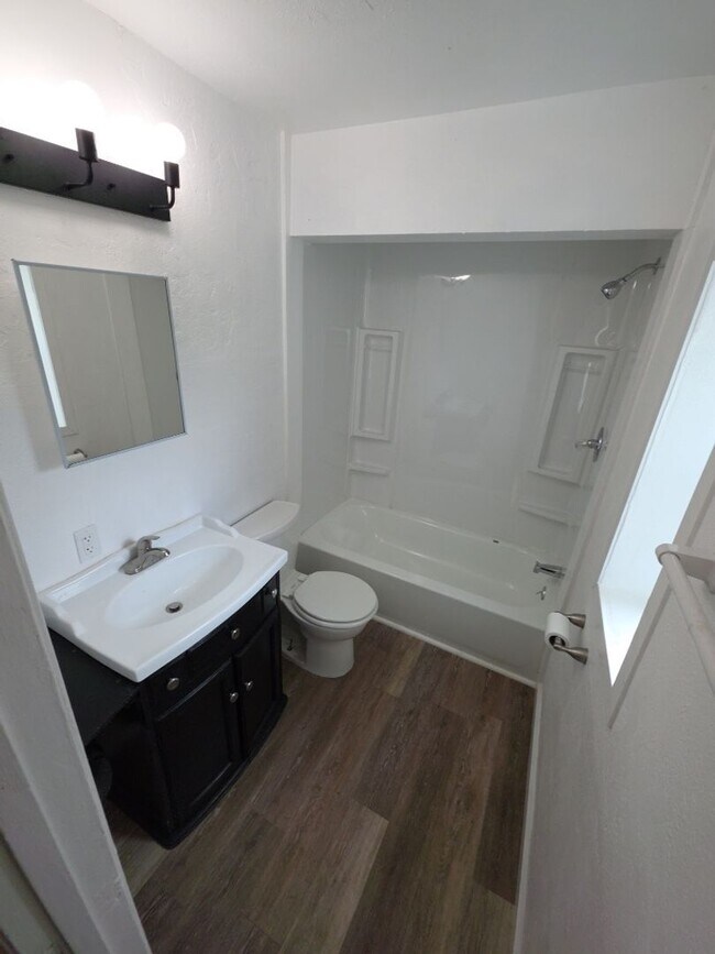 Building Photo - 13451 Lakeshore Dr