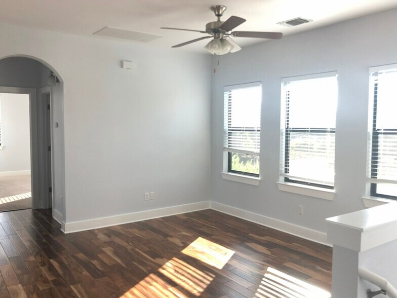 Building Photo - 1501 Lorraine Loop